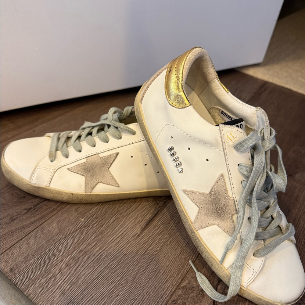 Stylish Golden Goose sneakers in white with gold accents size 41